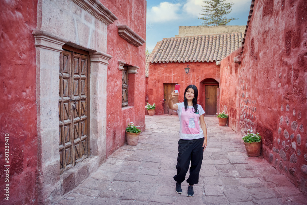 Turista latina haciéndose una selfie en la Calle Córdoba del monasterio Santa Catalina de Arequipa