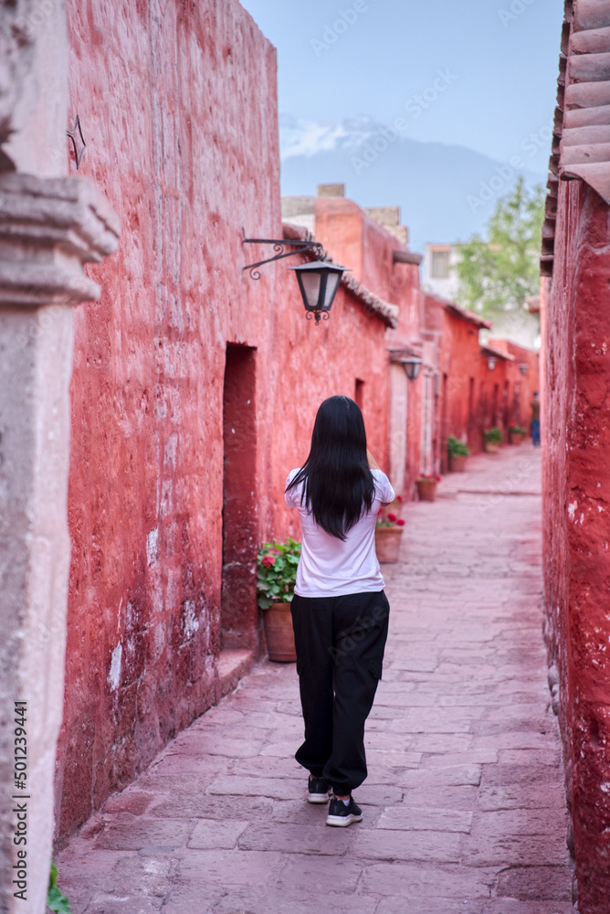 Turista latina caminando por la Calle Toledo en el monasterio Santa Catalina de Arequipa