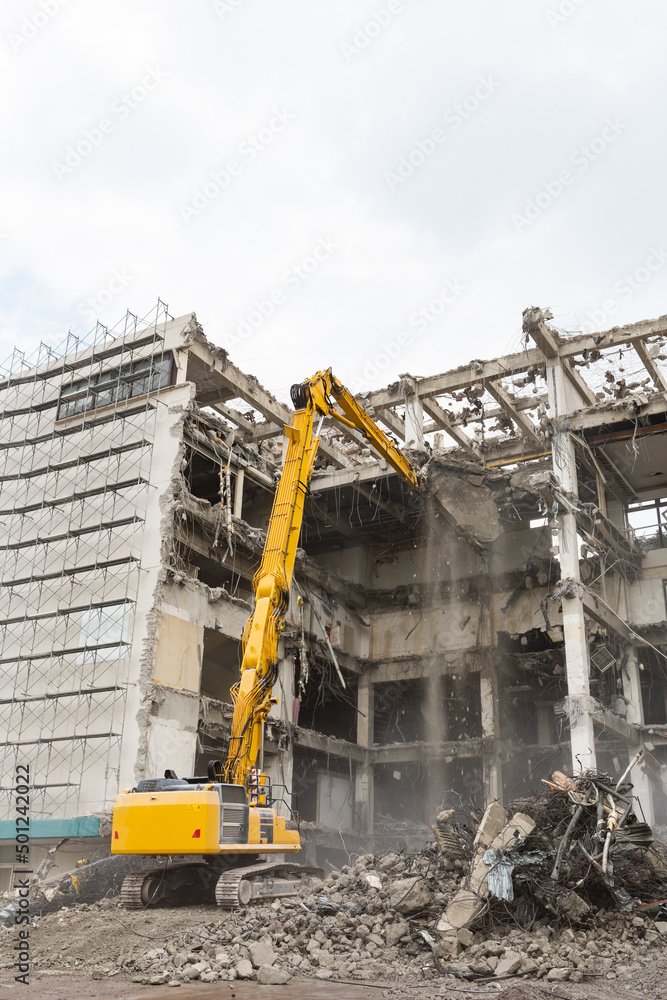 パワーショベルによるビル解体工事現場 パワーショベルによるビル解体工事現場