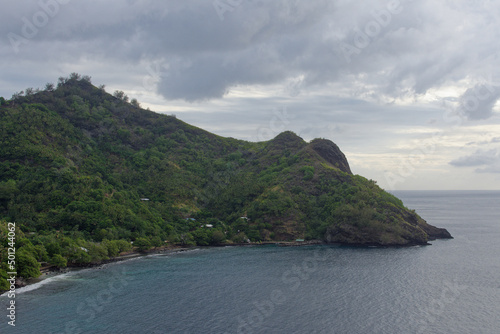 baie de hapatoni sur l'ile de tahuata, iles marquises, polynesie francaise photo