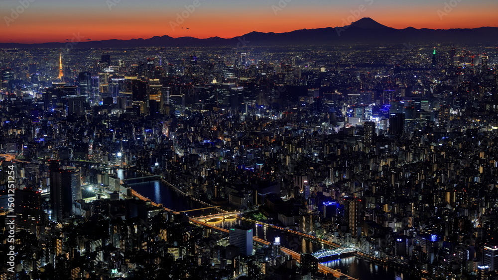 東京スカイツリーから望む富士山と夕景
