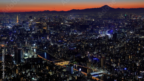 東京スカイツリーから望む富士山と夕景