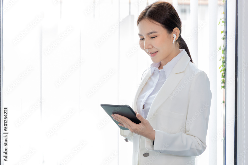Business woman using a tablet to work in the office.., World of technology and internet communication, Using tablet to conduct financial transactions because the convenience and speed... Business woman using a tablet to work in the office.., World of technology and internet communication, Using tablet to conduct financial transactions because the convenience and speed...