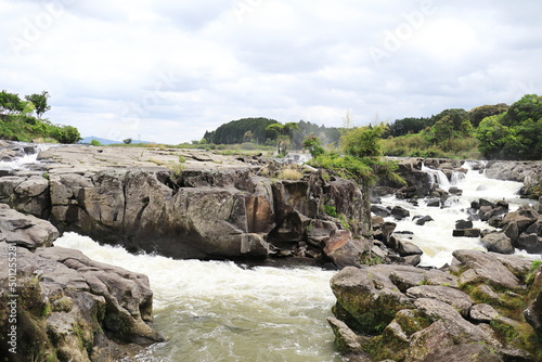 岩の隙間を流れる激流の川