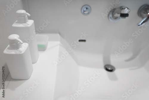 乳白色のボトルのある洗面所、風呂、流し台、清潔、水道、容器、白