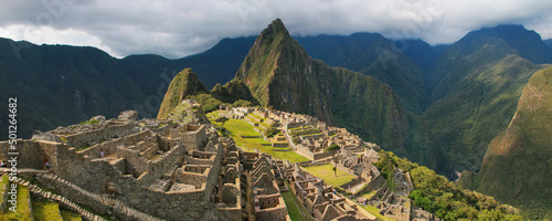 Fotografiet Panorama of the Incan citadel Machu Picchu in Peru