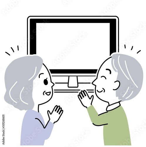 イラスト素材：テレビを見て笑顔で笑う老夫婦（シニア接種/主線あり/白抜き）
