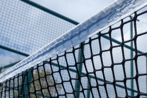 CLOSE-UP OF THE NETTING OF A PADDLE TENNIS COURT © Vic