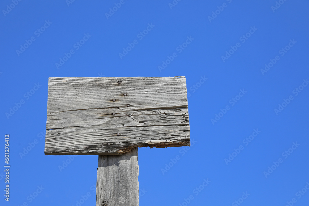 madera gris vieja agrietada clavos señal cielo azul 4M0A4572-as22 - obrazy, fototapety, plakaty 