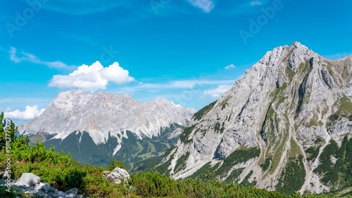 Zeitraffer der Wetterspitzen und Tajakopf in den Alpen photo