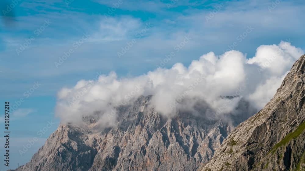 Zeitraffer der Wetterspitzen in Wolken von der Coburger Huette Zeitraffer der Wetterspitzen in Wolken von der Coburger Huette