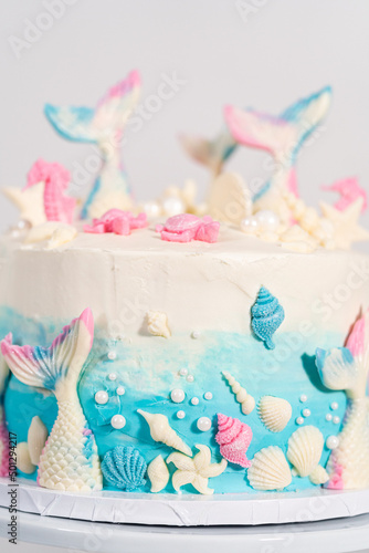 Mermaid themed 3 layer vanilla cake © arinahabich