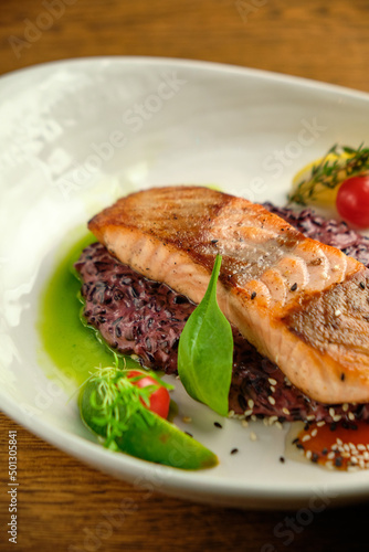 Grilled salmon fillet with lime