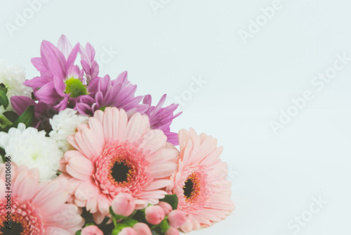 Kartka z kwiatami z miejscem na tekst  delikatne pastelowe kolory.