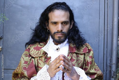Foto Long haired man wearing baroque fashion