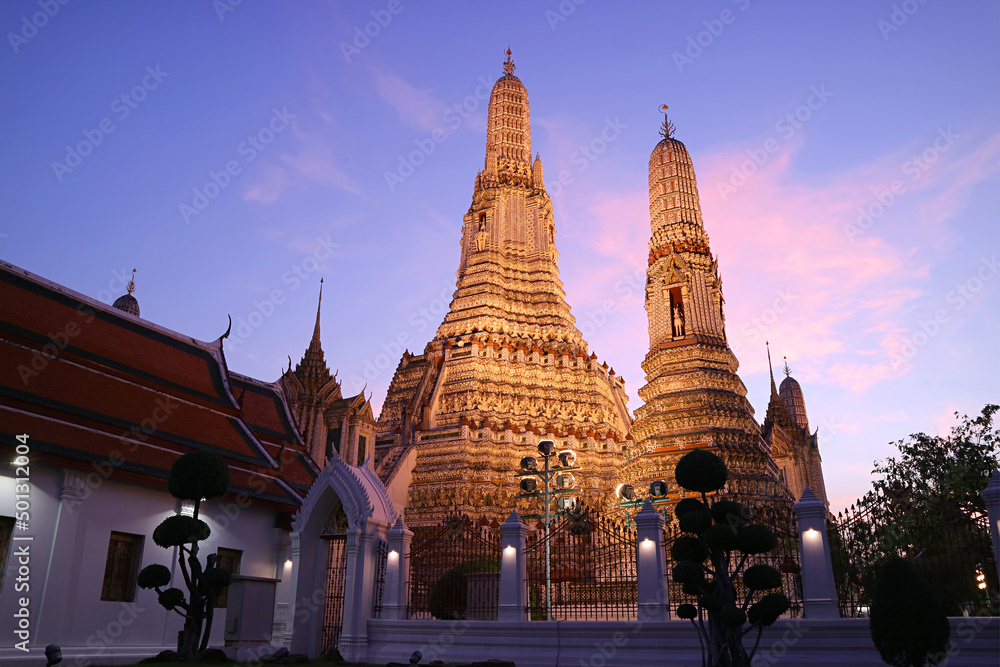 Fototapeta premium Fantastic View of Wat Arun Central Prang and Satellite Prang against Twilight Sky, Bangkok, Thailand