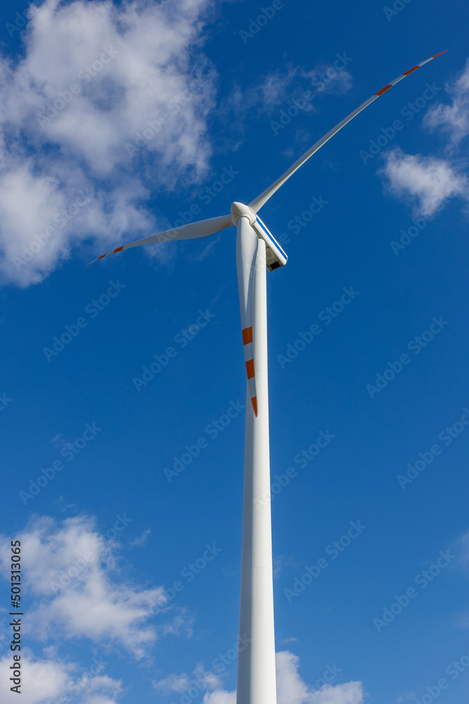 Turbina wiatrowa jako ekologiczna alternatywa źródeł energii. Turbina widoczna na błękitnym niebie. 