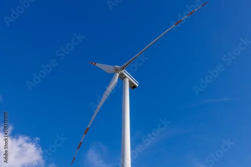 Obraz Turbina wiatrowa na tle nieba z perspektywy dolnej.
Ekologiczne rozwiązania energetyczne źródeł odnawialnych.   