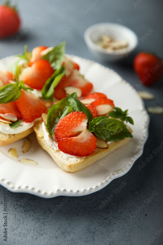 Strawberry crostini with basil and almond Strawberry crostini with basil and almond