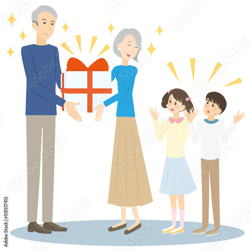 孫にプレゼントをするシニア夫婦