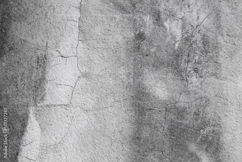 灰色の壁のひび割れが作る模様、背景素材