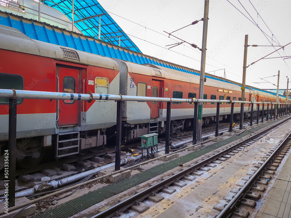 Obraz premium train parked at platform with flat sky at morning from flat angle