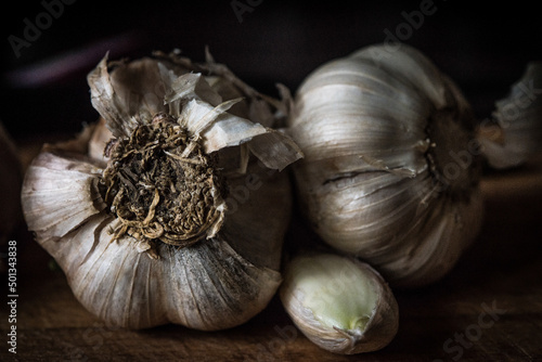 garlic on a wooden background, czosnek na czarnym tle.