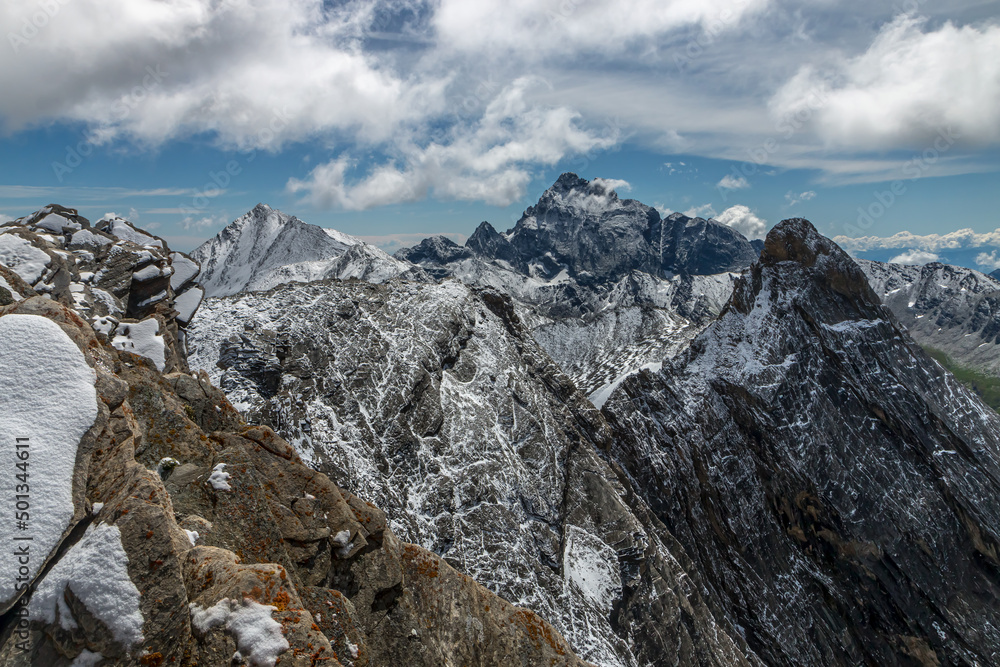 Mont Viso , Massif du Queyras en été sous la neige , Hautes-Alpes , France Mont Viso , Massif du Queyras en été sous la neige , Hautes-Alpes , France