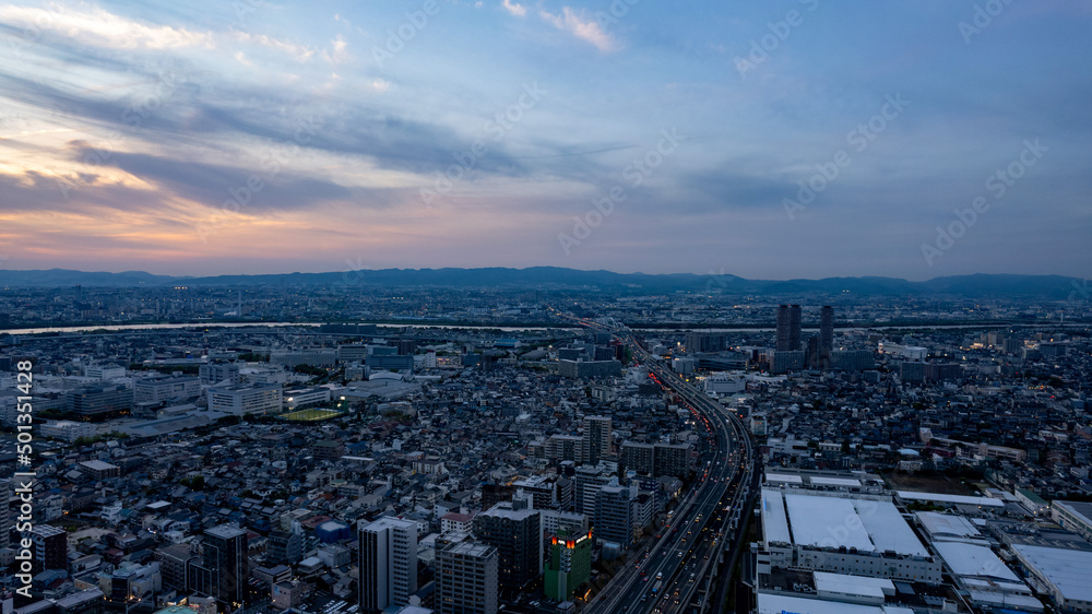 大阪府門真市上空から夕暮れの街並みをドローンで空撮
