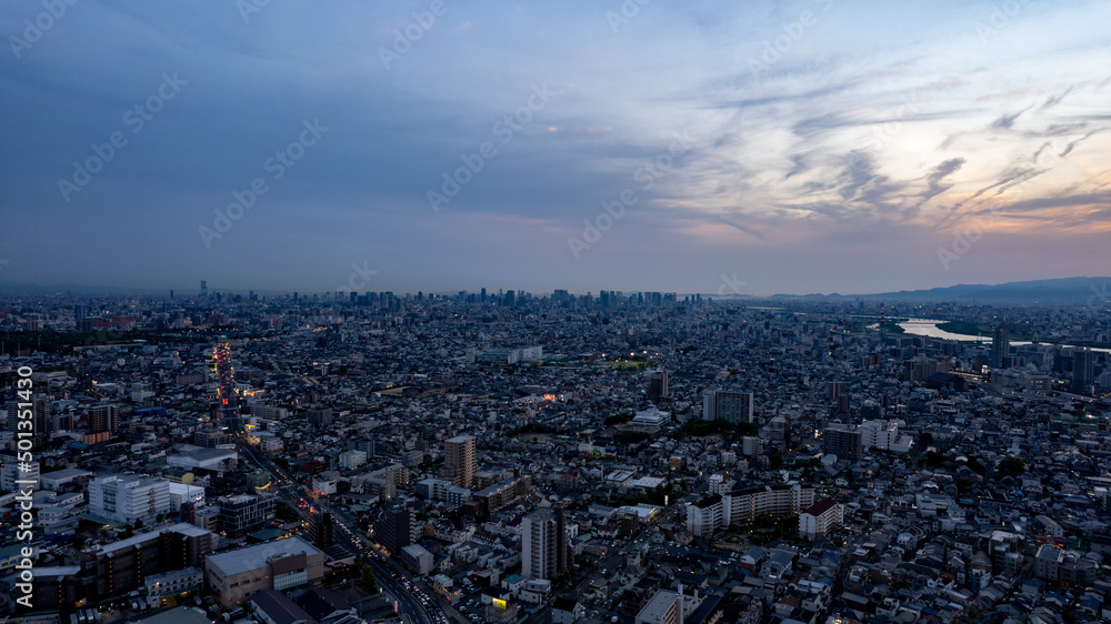 大阪府門真市上空から夕暮れの街並みをドローンで空撮