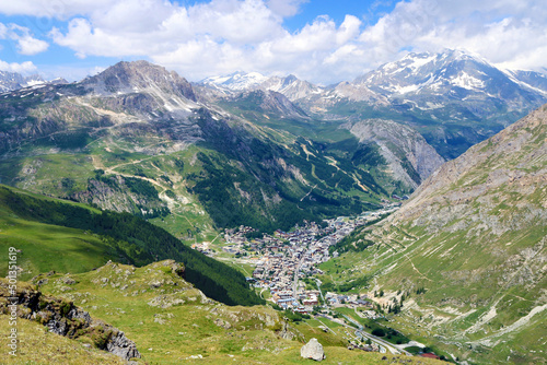 La station de Val d'Isère lovée au fond de sa vallée des Alpes. photo