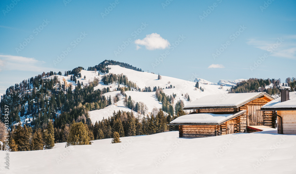 Holzhütte, Blockhütte mit Schnee bedeckt auf der Seiser Alm in Südtirol im Winter mit Schnee Holzhütte, Blockhütte mit Schnee bedeckt auf der Seiser Alm in Südtirol im Winter mit Schnee