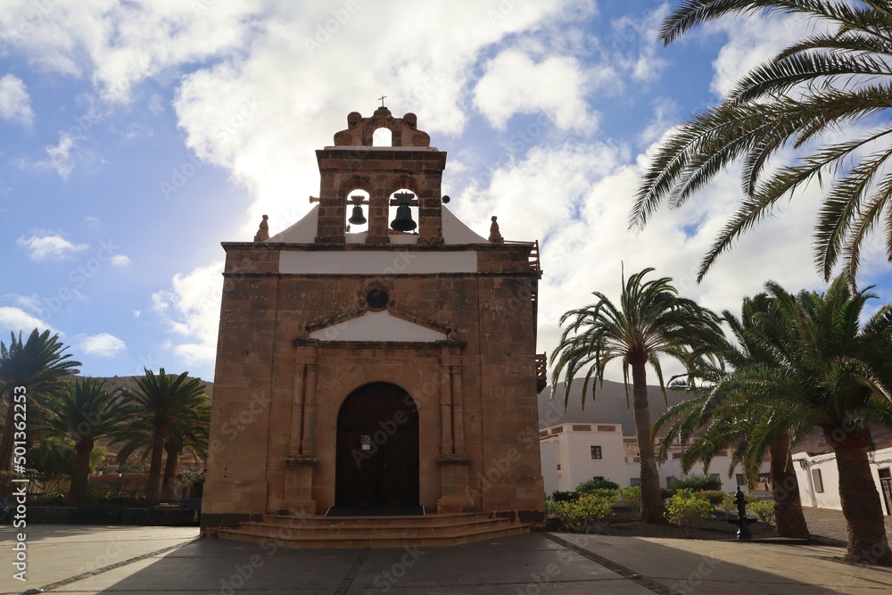 Mały kościółek na wyspie Fuerteventura w sąsiedztwie palm
