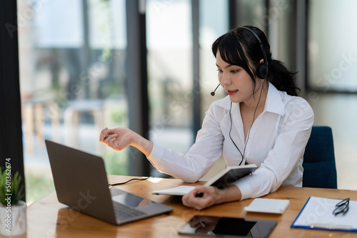 Foto Business online call center operator for help, service support, assistance team, learning, training with headset microphone ready for service