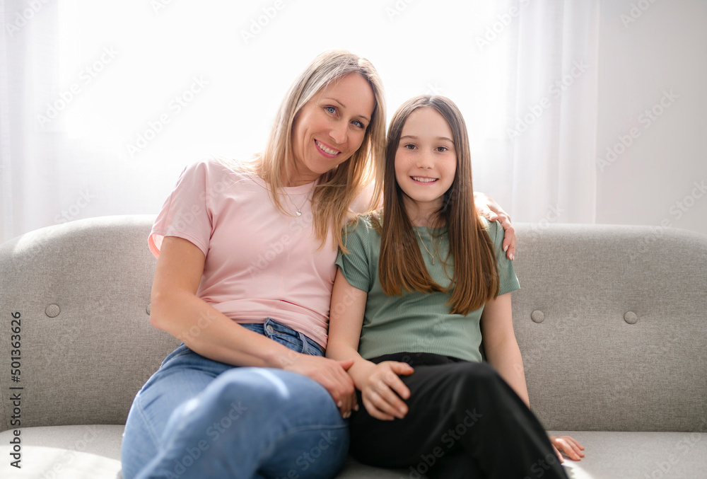 Obraz premium Beautiful pre teen girl with mother on the living room