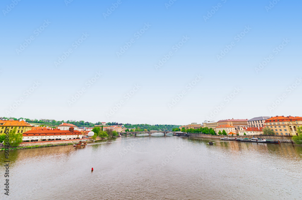 チェコ　ヴルタヴァ川とプラハの町並み