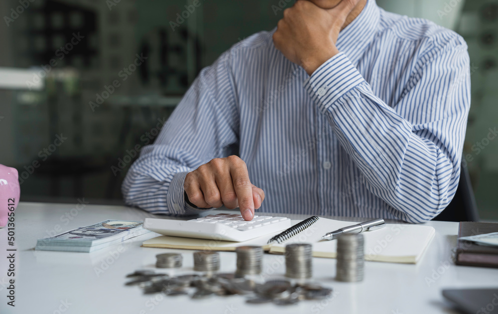 business man counting coins and banknotes by taking notes profit from doing business For saving money, saving money for the future and life after retirement - obrazy, fototapety, plakaty 