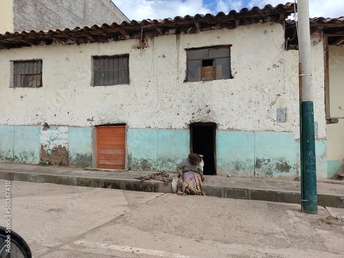 Una casa antigua en la plaza principal del distrito de Corcca, ubicado en el departamento del Cusco al sur del Perú. © Julio