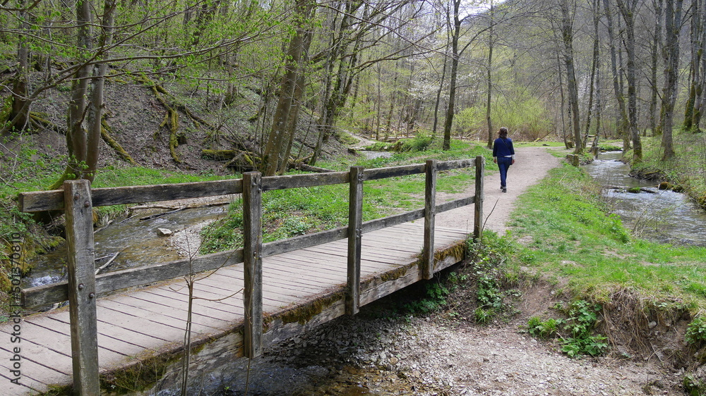 Wanderin im Wiesaztal in Gönningen Wanderin im Wiesaztal in Gönningen