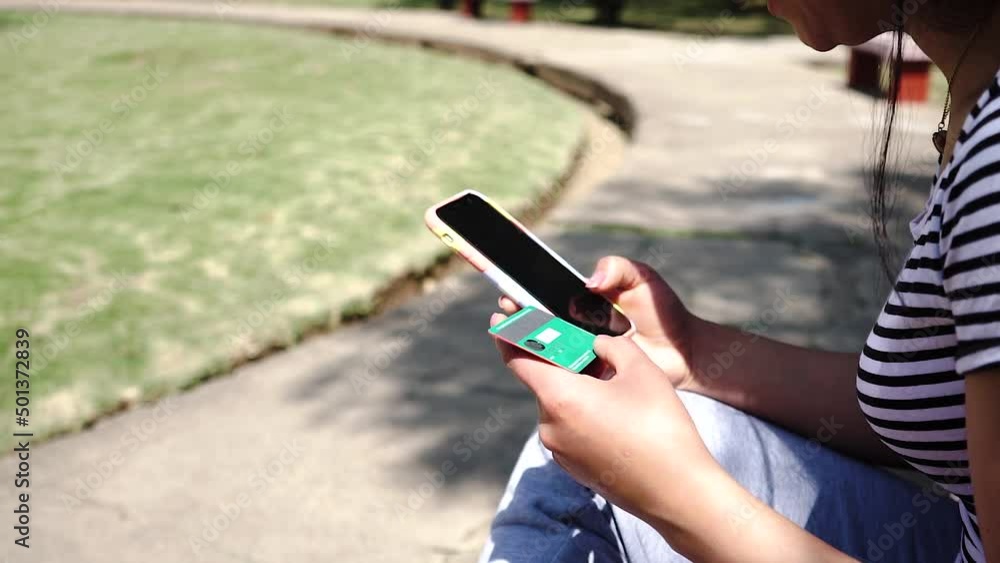 mujer haciendo compras por el teléfono. Concepto de Ecommerce.