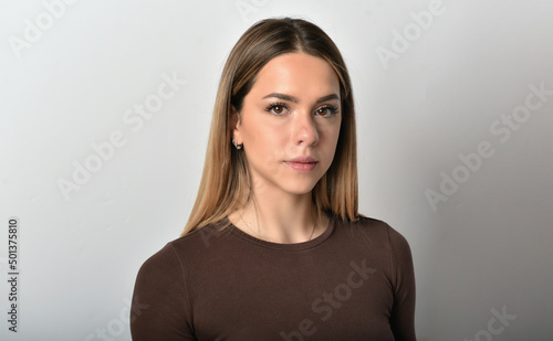 Foto primo piano bellissima ragazza con sfondo bianco