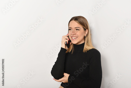 bellissima ragazza che sorride parlando al cellulare photo