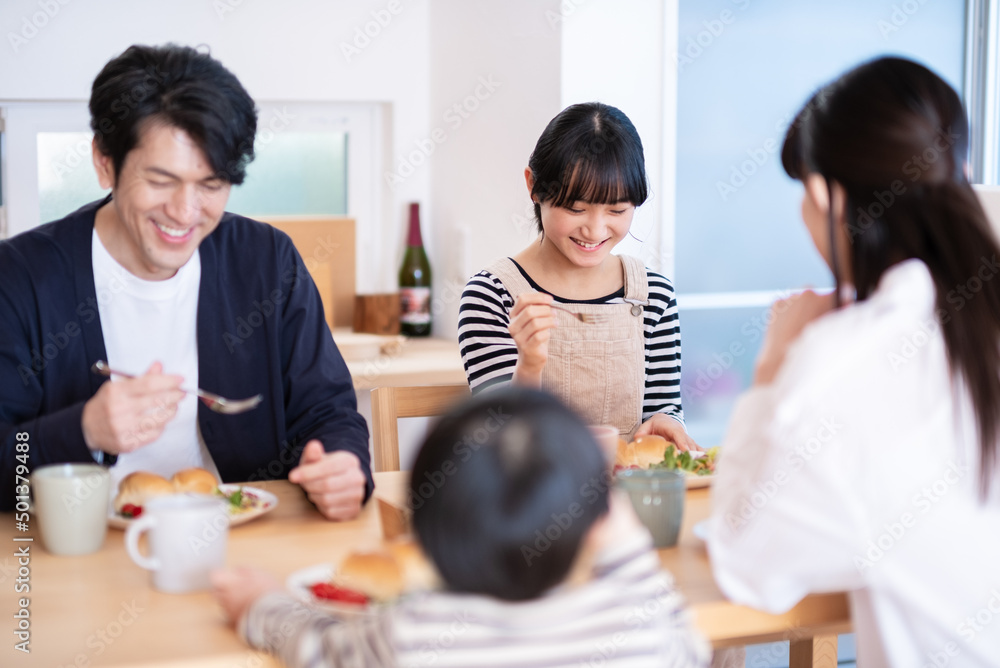 家族の食卓風景 Stock Photo Adobe Stock