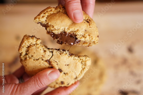 Galletas, galletas rellenas, galletas rellenas de chocolate, chispas de chocolate, chocolate chips, cookies, chocolate cookie photo