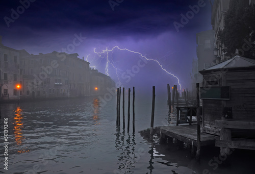 Relámpagos en el Gran Canal de Venecia al anochecer. photo