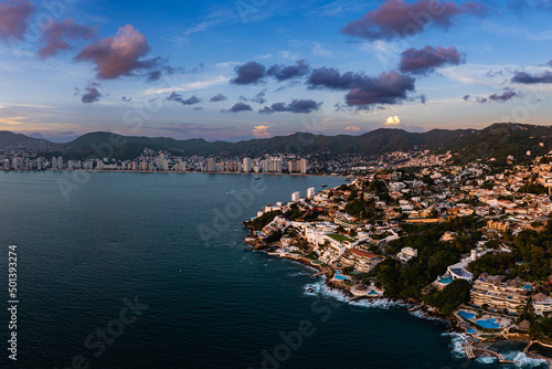 Fotografía Aerial photography of the sunset in the Bay of Acapulco from the Las Brisas area