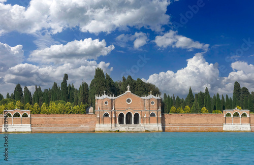 Fotografie Vista desde la laguna de Venecia del cementerio de San Michele, bajo un cielo azul con nubes