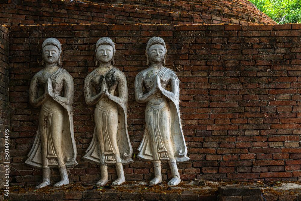 Obraz premium Ancient buddha figures in (SRI SUKHOT) temple is an ancient buddhist temple in Chan Palace is a Buddhist temple It is a major tourist attraction in Phitsanulok,Thailand.