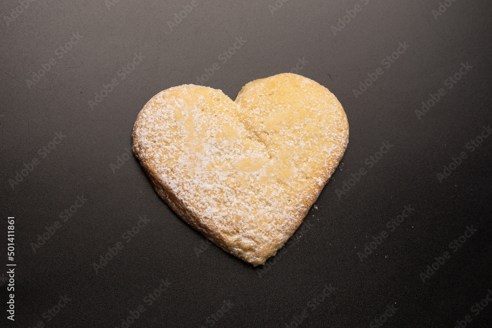 Obraz premium Shortbread in the shape of a heart isolated on white background.
