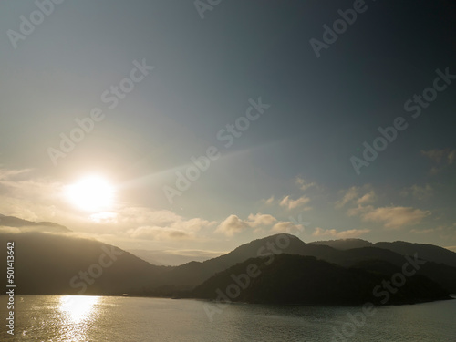 Praia da ilha de prumirim ao anoitecer  vista a  rea